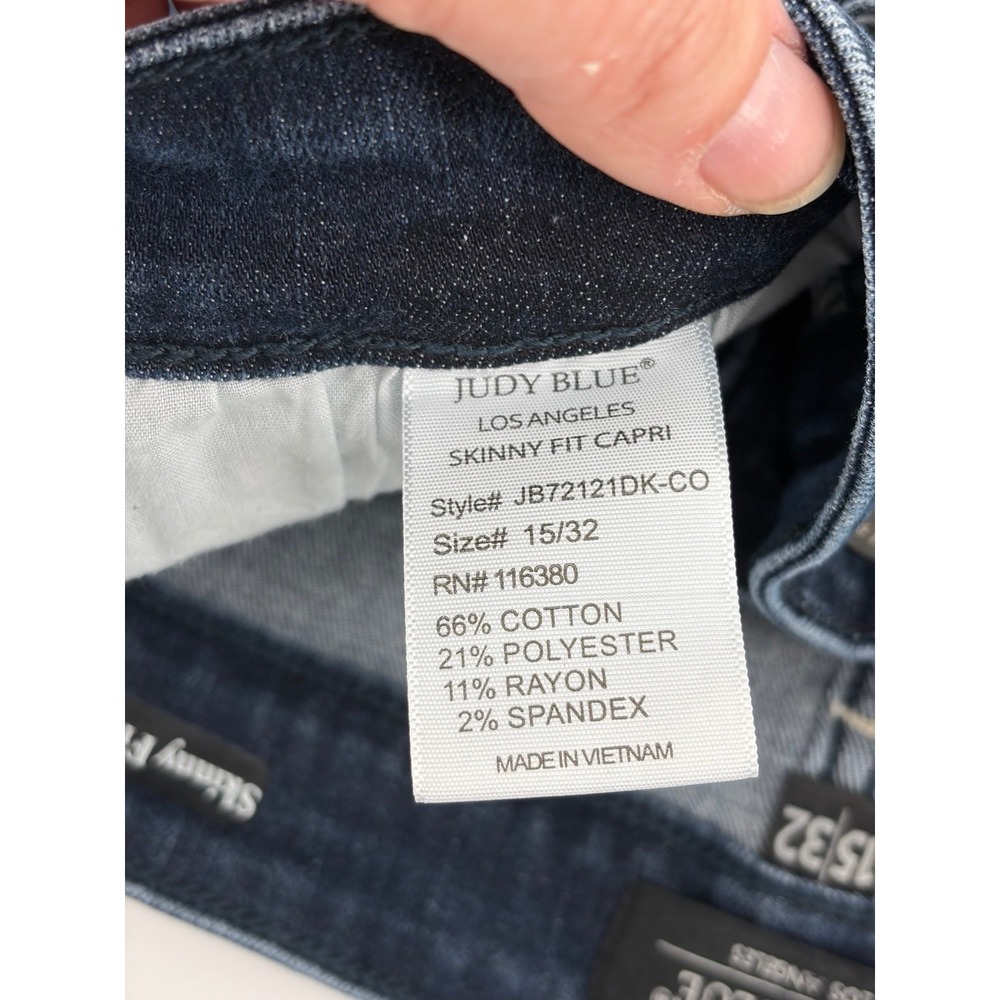 Judy Blue Los Angeles, Skinny Fit Capri, Dark Wash, Women's Size 15/32 - Picture 4 of 10